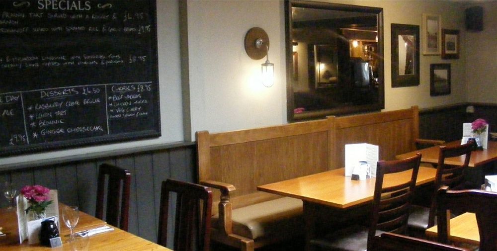 The Fountain Tavern Hotel เพนแซนซ์ ภายนอก รูปภาพ